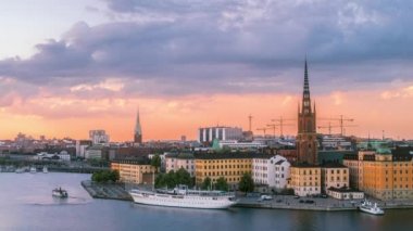 Zaman atlamalı batımında Stockholm Skyline.