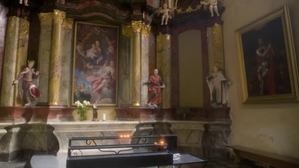 瑞典斯德哥尔摩 2018年7月16日 美丽的教会内部 这张照片是一个美丽的天主教教堂的所有圣人在维尔纽斯立陶宛 — 图库视频影像