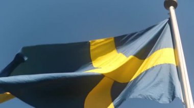 Esintiyle çırparak İsveç bayrağı.