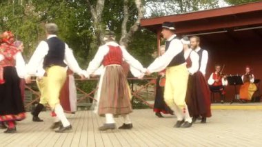 Bazı güzel geleneksel İsveç Halk Dansları veya Polska bu dansçılar gerçekleştirmek.