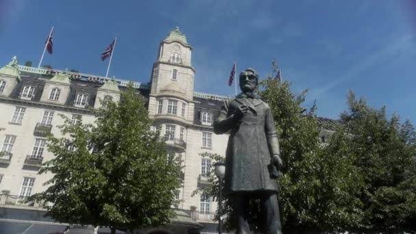 ヨハン スヴェルドラップバランス像オスロ ノルウェー スヴェルドラップバランスしたヨハンは ノルウェーの議会の最初のリーダーだった ダウンタウン オスロの議会の横にある彫像 — ストック動画