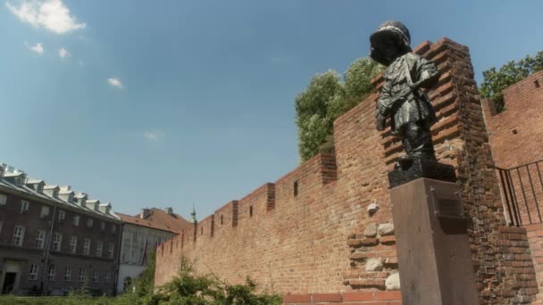 小造反雕像 Powstaniec 小造反 一尊纪念在1944年华沙起义中战斗和死亡的儿童兵的雕像 — 图库视频影像