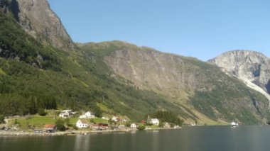 Güzel dağ silsilesi fiyortları küçük köy. Norveç'in güzel fiyortları. Kuzey Norveç fiyortları bu güzel atış Flam Norveç'e seyahat Tur tekneden çekildi.
