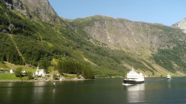 Navio Sailing Passado Small Village Noruega Fiordes Este Belo Tiro — Vídeo de Stock