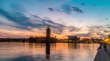 Stockholm Belediye Sarayı 'nın körfez üzerindeki günbatımında zaman aşımı.