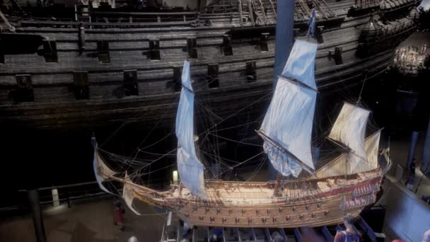 ストックホルム スウェーデン 2018 ストックホルム スウェーデンのヴァーサ号船のモデル ヴァーサ号博物館で本物上がったと表示されるヴァーサ号横にヴァーサ号船のモデル — ストック動画