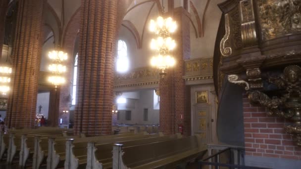 ストックホルム スウェーデン 2018 ストックホルム大聖堂教会の後部 大聖堂教会はスウェーデン ストックホルムのガムラ スタン島の最も大きく 最も美しい教会の — ストック動画