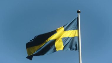 Esintiyle çırparak İsveç bayrağı.