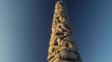 Vigeland heykel parkı Gustav Vigeland tarafından 200'den fazla heykel bronz, granit ve dökme demir içeren 80 dönüm olduğunu.