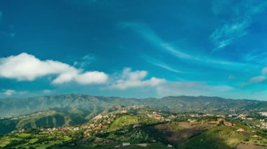 Gran Canaria İspanya tarafından Afrika kıyıları ait Kanarya Adaları büyük. Adanın popüler Avrupa Turizm ve adanın diğer tarafında, hava ve birden çok iklimlerde ünlüdür.