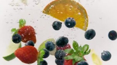 Karışık Meyve: Çilek, Yabanmersini, Limon, Limon ve Portakal Dilimleri bir akvaryuma düştü, 1080p 120fps.