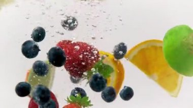 Karışık Meyve: Çilek, Yabanmersini, Limon, Limon ve Portakal Dilimleri bir akvaryuma düştü, 1080p 120fps.