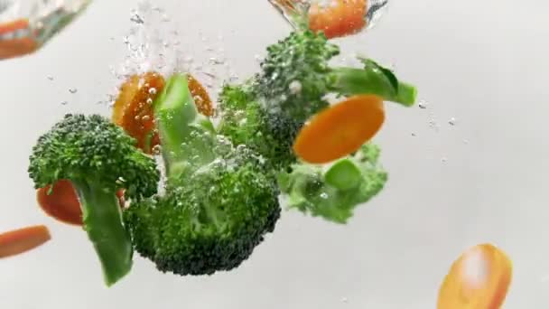花椰菜和胡萝卜掉进了一个鱼缸 1080P 120Fps — 图库视频影像