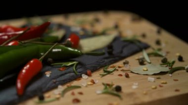 Videonu canlandırmak için acı ve baharatlı bir şeyler mi arıyorsun? Biraz acı biber, kaya tuzu, biberiye, kırmızı biber ve bibere ne dersin??