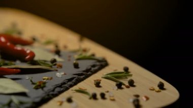 Videonu canlandırmak için acı ve baharatlı bir şeyler mi arıyorsun? Biraz acı biber, kaya tuzu, biberiye, kırmızı biber ve bibere ne dersin??