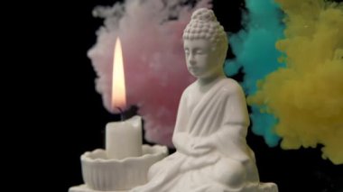 Gautama Buddha barışçıl bir dini figürdür, bu heykel gıda boyalı bir akvaryumda, mum alevi bir araya getirilmiştir..