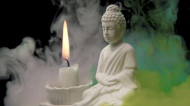 Gautama Buddha barışçıl bir dini figürdür, bu heykel gıda boyalı bir akvaryumda, mum alevi bir araya getirilmiştir..