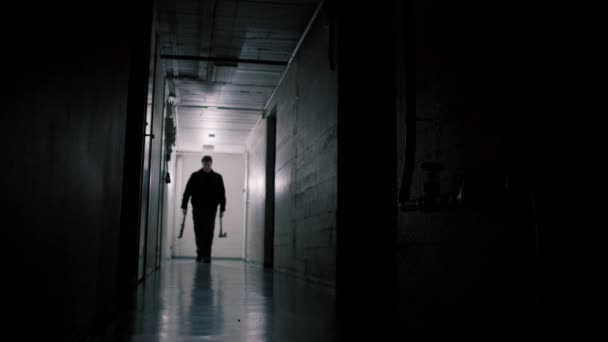 Ce fantôme effrayant a été filmé avec une caméra de cinéma de poche magique noire 4K sur une étincelle dans un couloir du sous-sol.