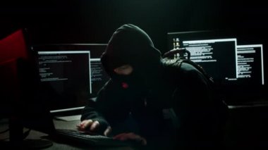 Bu Hacker kişisel bilgileri, hükümet belgelerini, arama sonuçlarını ya da aklına gelebilecek her şeyi çalıyor olabilir..