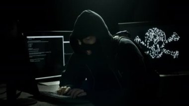 Bu Hacker kişisel bilgileri, hükümet belgelerini, arama sonuçlarını ya da aklına gelebilecek her şeyi çalıyor olabilir..