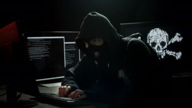 Bu Hacker kişisel bilgileri, hükümet belgelerini, arama sonuçlarını ya da aklına gelebilecek her şeyi çalıyor olabilir..