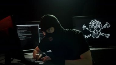 Bu Hacker kişisel bilgileri, hükümet belgelerini, arama sonuçlarını ya da aklına gelebilecek her şeyi çalıyor olabilir..