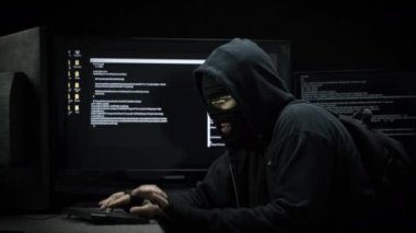 Bu Hacker kişisel bilgileri, hükümet belgelerini, arama sonuçlarını ya da aklına gelebilecek her şeyi çalıyor olabilir..