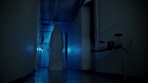 这个可怕的鬼魂是用一个黑色魔法口袋的摄像机4K在地下室走廊上的一个闪光灯拍摄的 — 图库视频影像