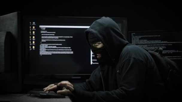 このハッカーは個人情報 政府文書 検索結果 またはあなたが考えることができる他のものを盗んでいる可能性があります — ストック動画
