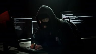 Bu Hacker kişisel bilgileri, hükümet belgelerini, arama sonuçlarını ya da aklına gelebilecek her şeyi çalıyor olabilir..