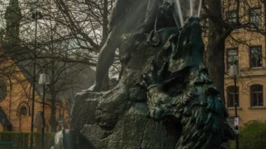 Tors Fiske Heykeli Çeşmesi 'nde ejderha yılanı öldüren bir adam var. Bu zaman atlaması Zhiyun Crane 2 Gimble ve Sony A7SII kullanılarak yaratıldı..