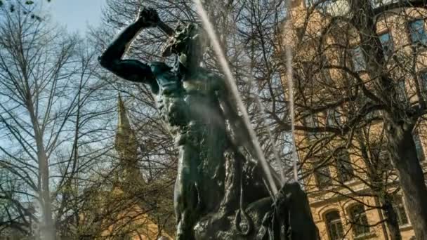 Tors Fiske Statue Fontein Toont Een Man Die Een Drakenslang — Stockvideo
