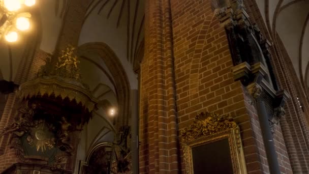 位于瑞典斯德哥尔摩老城Gamla Stan岛上的Storkyrkan教堂是该地区最古老 最美丽的教堂之一 — 图库视频影像