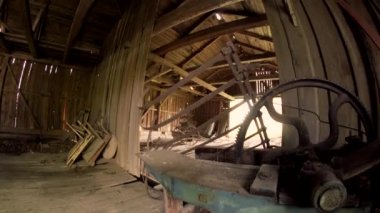 Bu Ürkütücü Terk Edilmiş Ahır, Karlstad İsveç yakınlarında unutulmuş küçük bir kasabanın parçası..