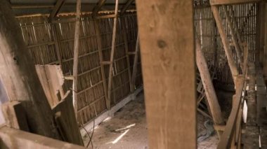 Bu Ürkütücü Terk Edilmiş Ahır, Karlstad İsveç yakınlarında unutulmuş küçük bir kasabanın parçası..