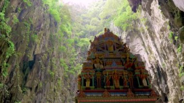 Kuala Lumpur, Malezya 'da parıldayan gökdelenler, sömürge mimarisi, büyüleyici yerliler ve sayısız doğal cazibe var..