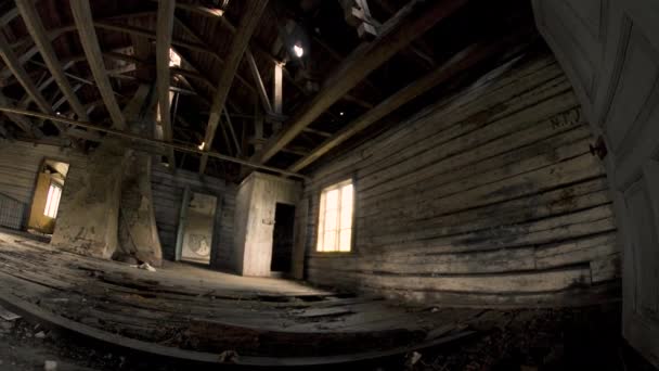 Esta Espeluznante Casa Abandonada Parte Una Pequeña Ciudad Olvidada Cerca — Vídeo de stock