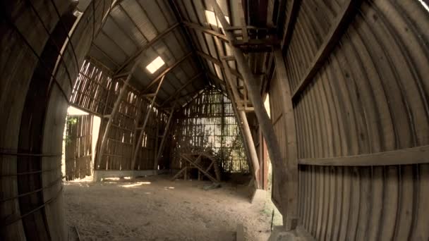 这个令人毛骨悚然的被遗弃的谷仓是瑞典卡尔斯塔德附近一个被遗忘的小镇的一部分 — 图库视频影像