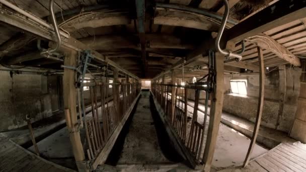 Cette Grange Abandonnée Effrayante fait partie d'une petite ville oubliée près de Karlstad Suède.
