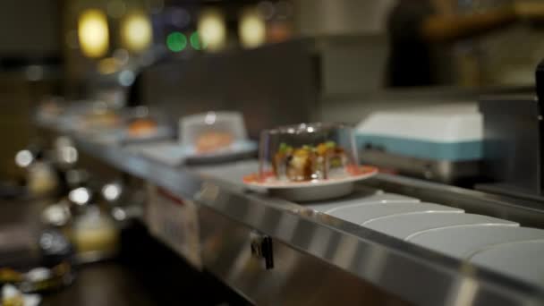 Única Coisa Melhor Que Sushi Sushi Entregue Através Correia Transportadora — Vídeo de Stock