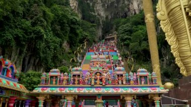 Kuala Lumpur, Malezya 'da parıldayan gökdelenler, sömürge mimarisi, büyüleyici yerliler ve sayısız doğal cazibe var..