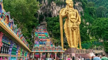 Kuala Lumpur, Malezya 'da parıldayan gökdelenler, sömürge mimarisi, büyüleyici yerliler ve sayısız doğal cazibe var..