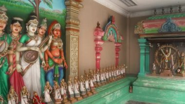 Kuala Lumpur, Malezya 'da parıldayan gökdelenler, sömürge mimarisi, büyüleyici yerliler ve sayısız doğal cazibe var..