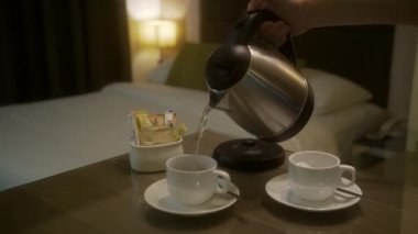 Bir seti otel gibi giydirip hazır kahve ve çay yapmak..