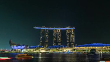 Singapur Körfezi yakınlarındaki Supertree Grove Marina Bay Sands Oteli 'nin yakınlarındaki bu muhteşem ağaç heykellerine ev sahipliği yapıyor. Her gece Supertrees güzel bir ışık gösterisiyle göz kamaştırıyor..