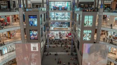 Kuala Lumpur, Malezya 'da parıldayan gökdelenler, sömürge mimarisi, büyüleyici yerliler ve sayısız doğal cazibe var..