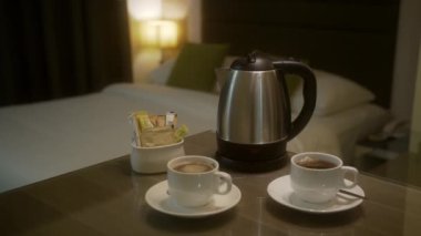 Bir seti otel gibi giydirip hazır kahve ve çay yapmak..