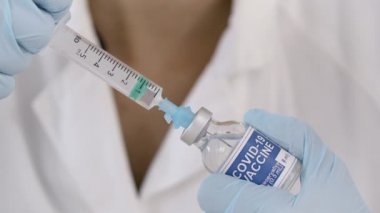 Şırınganın içine çekilen Covid 19 Aşısı