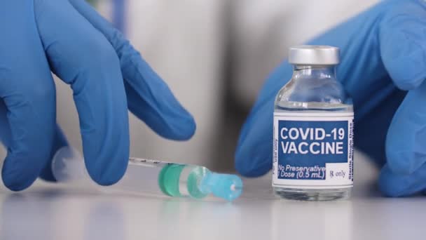 Covid 19 Aşı Şişesi ve Şırınga Yakın plan — Stok video