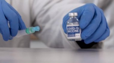 Covid 19 Aşı Şişesi ve Şırınga